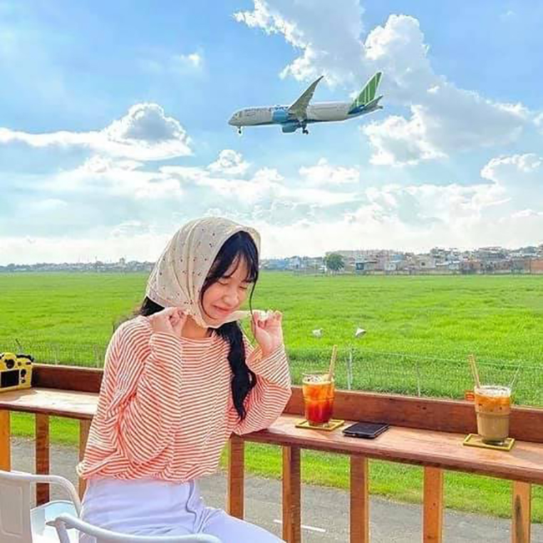 "Cuộc chill" này đâu thể thiếu quán cà phê Rooftop view ngắm máy bay có 1-0-2 ở Sài Gòn