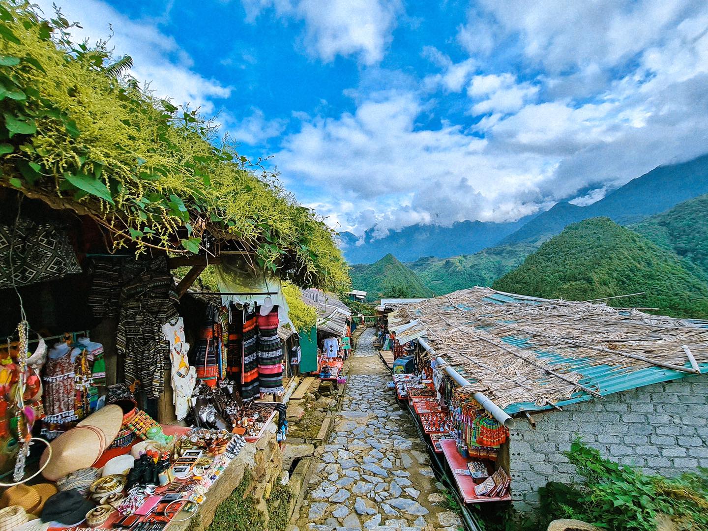 Ngôi làng dệt đồ thủ công truyền thống với các gian hàng rực rỡ đủ màu