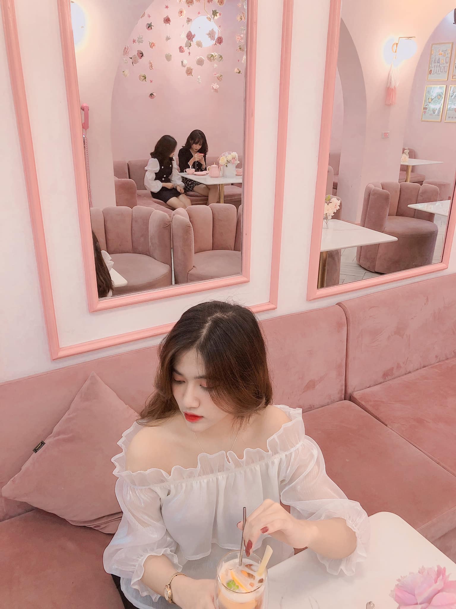 quán cafe tone hồng bánh bèo