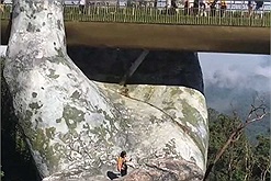 CĐM chỉ trích nữ du khách leo xuống tận dưới bàn tay khổng lồ ở Cầu Vàng - Đà Nẵng để "sống ảo"