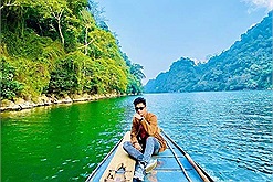 Lụi tim trước "viên ngọc xanh" Hồ Ba Bể - một trong 16 hồ nước đẹp nhất Thế giới