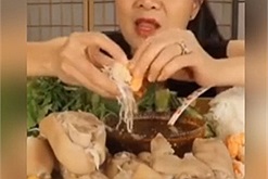 Cạn lời với công thức Bún đậu mắm tôm = Bún + Đậu + Mắm + Tôm của kênh youtube Vinh Nguyễn Thị 
