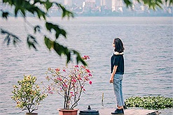 Team Hà Nội lại có một tọa độ chill mới: Cầu gỗ ngắm hoàng hôn Hồ Tây cực đỉnh