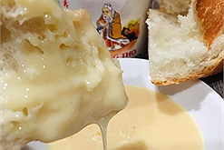 Sau cao Sao Vàng thì bánh mì chấm sữa lại được kỳ vọng trở thành món Việt hot trend trời Âu 