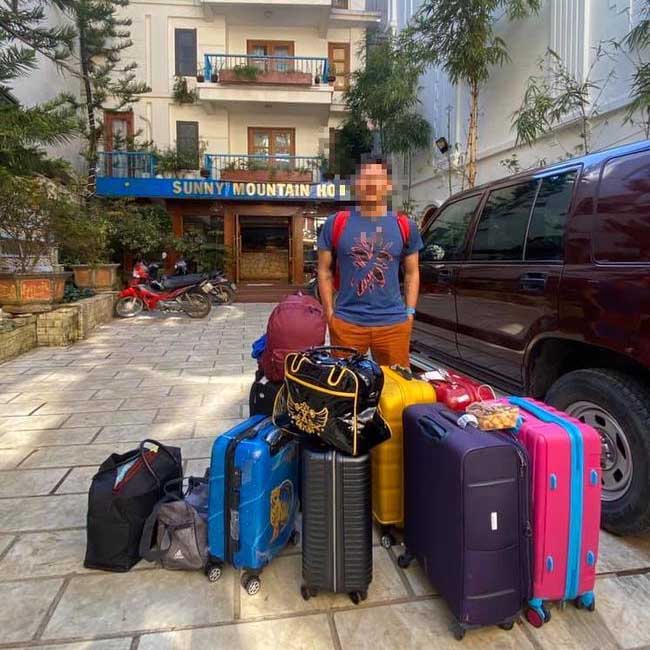 Hội bạn nữ đi du lịch mang tận 8 vali 5 balo như "di cư" mà còn than 'không có gì để mặc'?