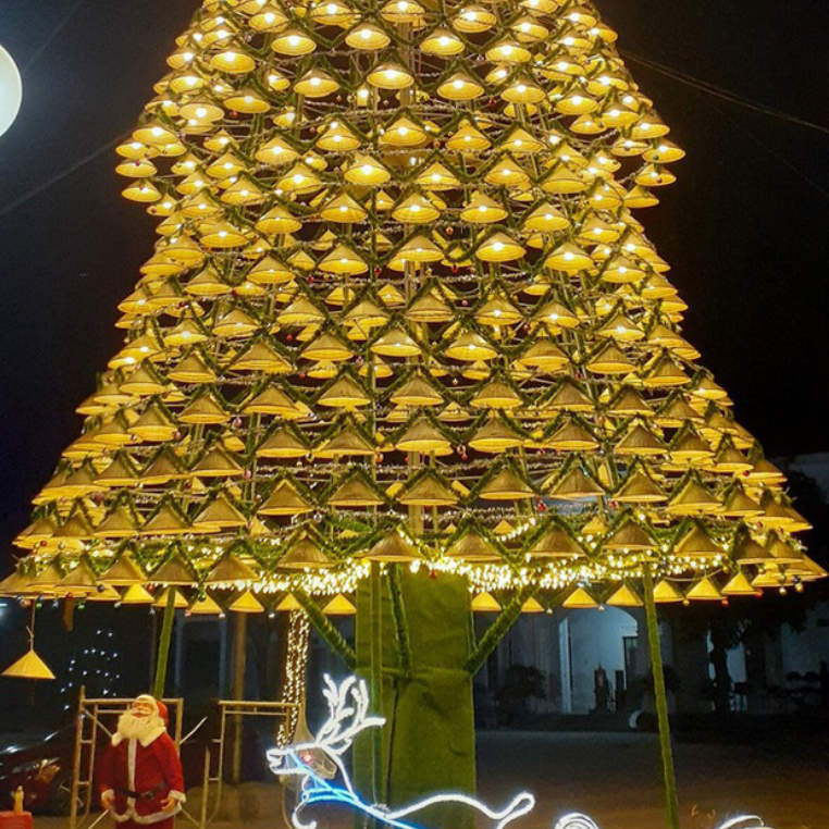 "Choáng ngợp" trước cây thông làm từ 1.000 chiếc nón lá rực rỡ nhất Nghệ An