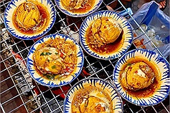 Hột vịt lộn nướng muối ớt - món ăn "gây nghiện" của dân Sài thành