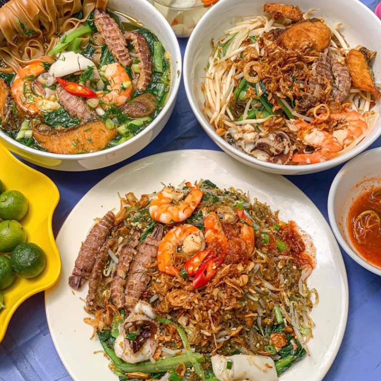 What is the address of the restaurant serving miến xào hải sản at 20 Ngõ 21 Phạm Ngọc Thạch, Hanoi?