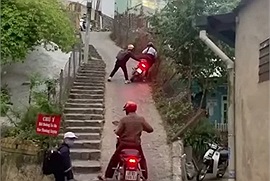 2 xe máy suýt ngã nhào trên con dốc nổi tiếng nguy hiểm của Đà Lạt, tay lái không chắc thì chỉ có "đứng giữa con dốc mình khóc"
