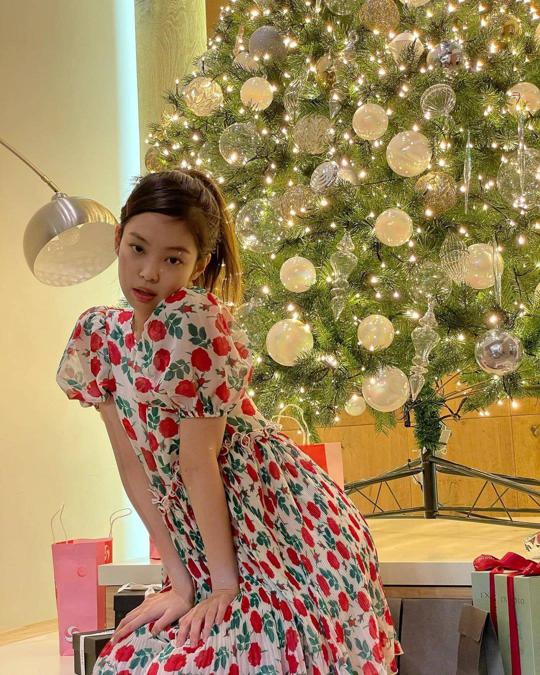 Choáng ngợp với trang phục của Jennie trong hình ảnh này! Cô nàng của BLACKPINK luôn là một trong những ngôi sao thời trang hàng đầu tại Hàn Quốc. Hãy nhấp vào hình để ngắm nhìn trang phục tuyệt đẹp của cô ấy.