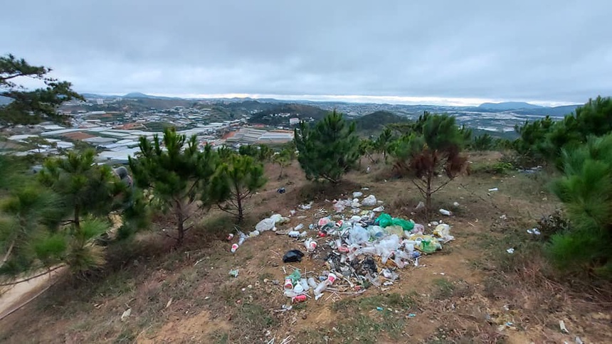 Rác thải gồm chai nhựa, túi nilong vứt bừa bãi trên đồi Đa Phú