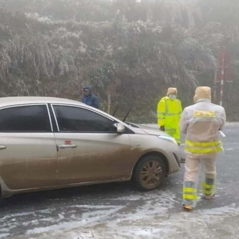 Lào Cai và Lai Châu tạm cấm xe khách, xe cá nhân lên núi ngắm tuyết