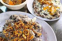 Bánh cuốn trứng chảy lòng đào 10k Đặng Văn Ngữ!!!