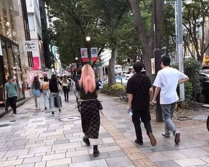 Fan bắt gặp Sơn Tùng và bạn gái trên đường phố Nhật