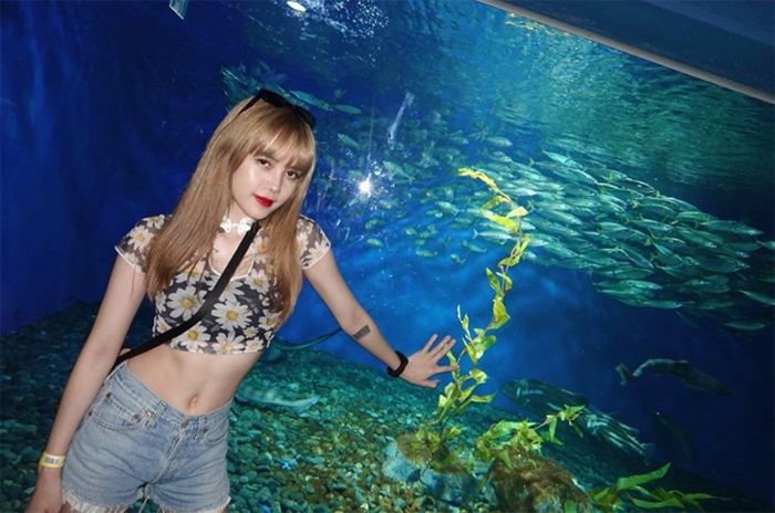 Cặp đôi còn ghé thăm aquarium ở Tokyo