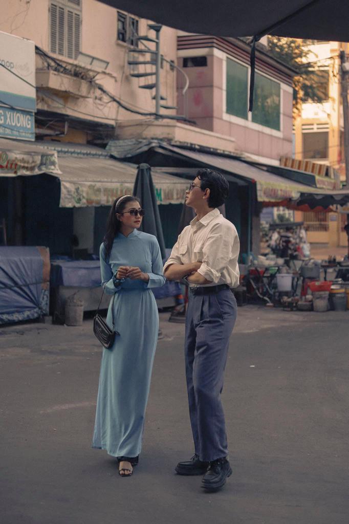 Áo dài truyền thống với kiểu dáng thanh lịch, tinh tế là biểu tượng đặc trưng của phụ nữ Việt Nam. Nếu bạn đam mê sự sang trọng và đẳng cấp, chắc chắn không thể bỏ qua bộ sưu tập áo dài của chúng tôi. Mỗi bộ đều mang một thông điệp đặc biệt về nét đẹp truyền thống của quê hương ta.