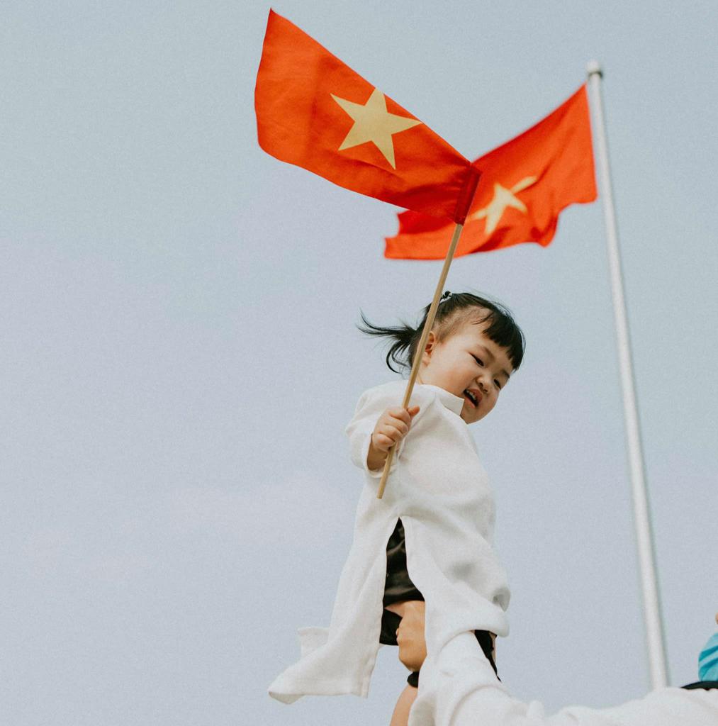 Bộ Ảnh “Cố Lên Việt Nam Ơi” Của Em Bé Hà Nội Giữa Mùa Dịch Làm Ấm Lòng Bao  Người