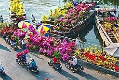 Cận cảnh Chợ hoa 'trên bến dưới thuyền' độc đáo nhất Sài Gòn 