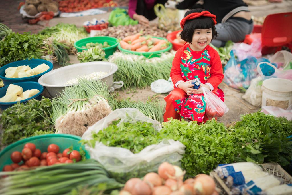 Chụp ảnh chợ Tết: Chụp ảnh chợ Tết sẽ giúp bạn lưu lại những khoảnh khắc đáng nhớ về một mùa xuân tràn đầy niềm vui và sự kết nối của người dân. Hãy cùng đến chợ Tết để chụp những bức ảnh đẹp, đầy màu sắc và ý nghĩa.