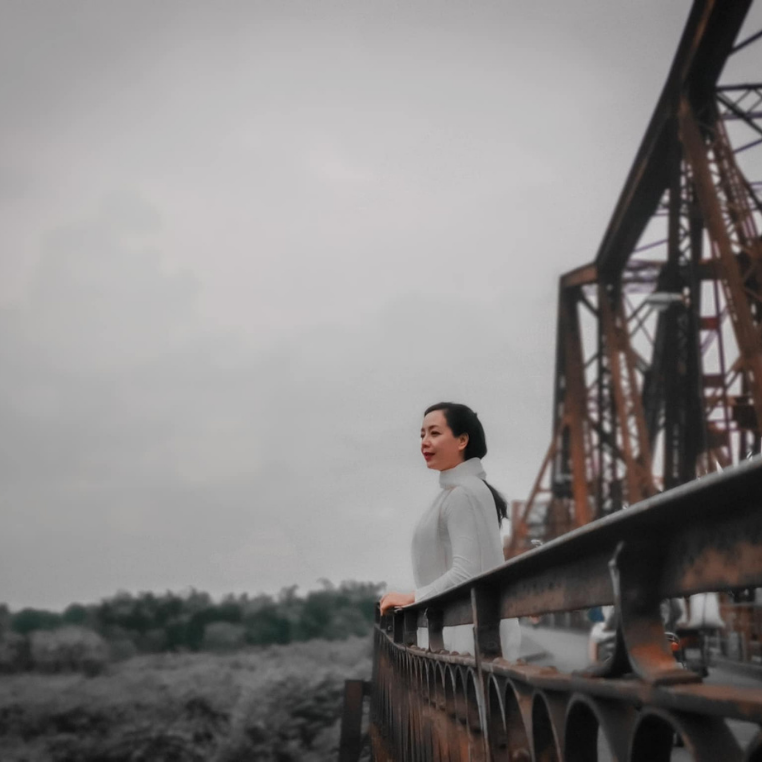 Nghệ sĩ Chiều Xuân tung bay tà áo trên cây cầu Long Biên ngàn năm lịch sử - Hà Nội đây chứ đâu!