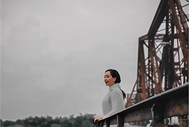 Nghệ sĩ Chiều Xuân tung bay tà áo trên cây cầu Long Biên ngàn năm lịch sử - Hà Nội đây chứ đâu!