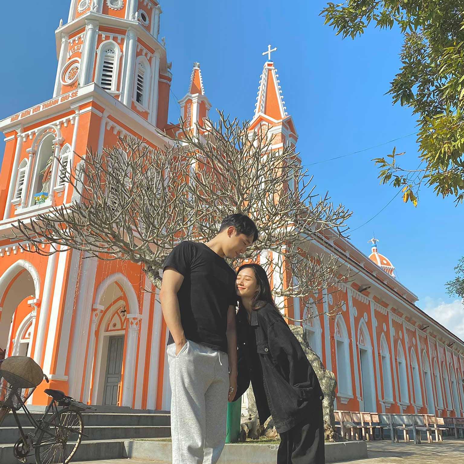 Theo chân cặp đôi Hàn - Việt khám phá 3 nhà thờ ở Nghệ An, chỉ cần đứng vào là có ảnh đẹp này