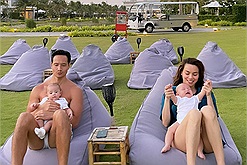 Hà Hồ chi hơn 1000 đô để Subeo và 2 nhóc tì sinh đôi được xem phim ngoài trời, tắm bể bơi riêng