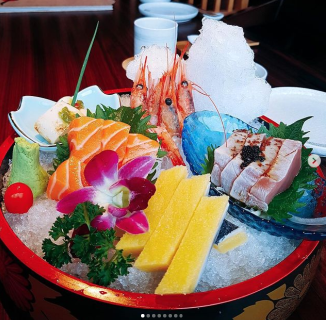 Một set sashimi đầy đủ 