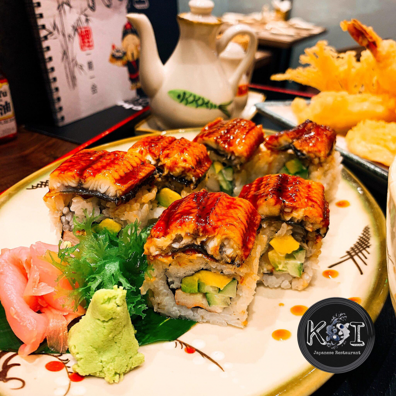 Sushi lươn với những miếng lươn dày dặn, bóng mướt với sốt đậm đà