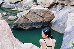 Ai mà ngờ Nha Trang cũng có một "Tuyệt tình cốc" mang tên Ba Hồ, leo núi, tắm suối đều cực "chill"