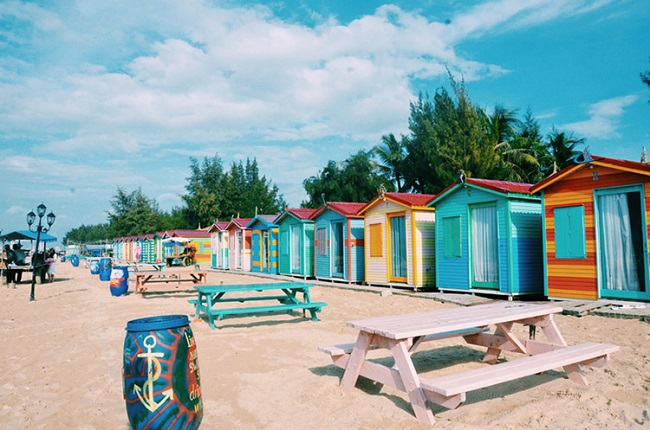 Beach Huts - nhà gỗ nhiều màu sắc tại Coco Beach
