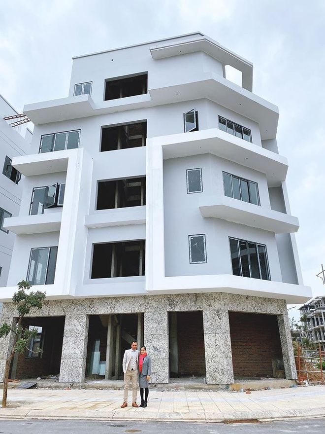 Căn nhà hoành tráng nữ ca sỹ Hòa Minzy xây tặng bố mẹ ở quê
