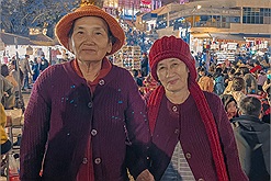 Cặp bạn già U70 nắm tay nhau lên Đà Lạt kỉ niệm - câu chuyện từ BFF thành sui gia khiến dân mạng “phát sốt”