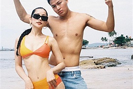Chi Pu đăng hẳn 5 story chúc mừng sinh nhật "anh bạn thân" nhưng màn diện bikini khoe dáng "cực gắt" trên bờ biển chiếm trọn spotlight