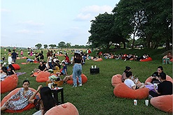 Điểm ngắm hoàng hôn Hồ Tây bị phạt 17,5 triệu đồng sau khi để hàng trăm người tụ tập giữa dịch