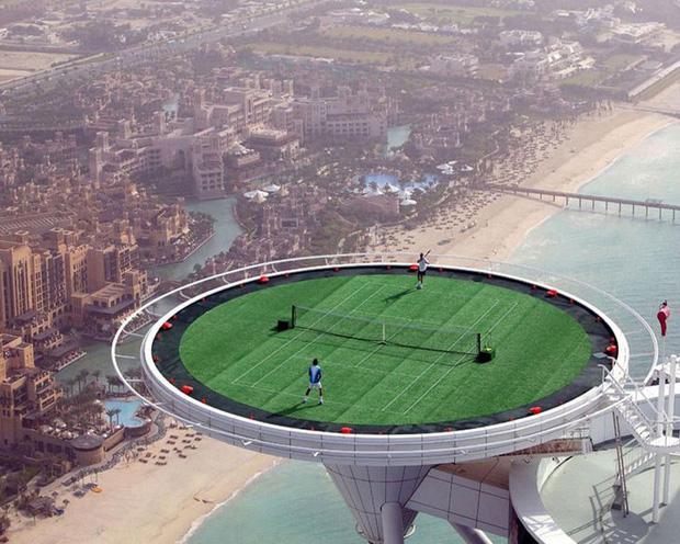 sân tennis này toạ lạc trên đỉnh của khách sạn Burj al Arab