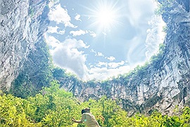 Phát hiện hố sụt lớn nhất Hà Giang, chưa được khai phá lại còn tuyệt đẹp như “chốn của Kong”