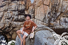 Hang Heo - ​tọa độ hoang sơ như ốc đảo Robinson ở Nha Trang, nơi vừa có vách đá, vừa có biển khơi