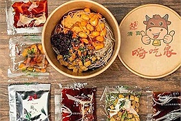 Giải mã cơn sốt đồ ăn vặt nội địa Trung Quốc qua 8 món ăn đang "hot hòn họt" trên TikTok hiện nay