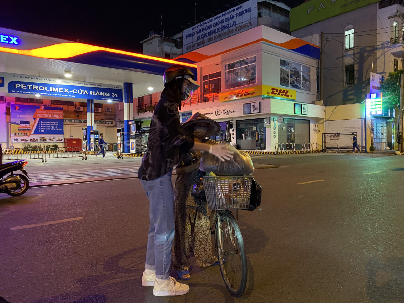 nghệ sỹ Việt tận tay nấu cơm, giao đồ ăn cho bà con Sài Gòn mùa dịch