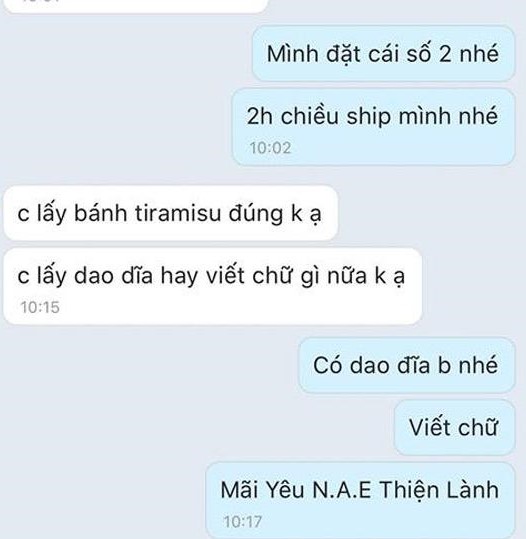 Chủ shop thậm chí còn tỏ ra vô cùng chuyên nghiệp khi đề nghị TH “Chị lấy dao đĩa hay viết chữ gì nữa không ạ?”