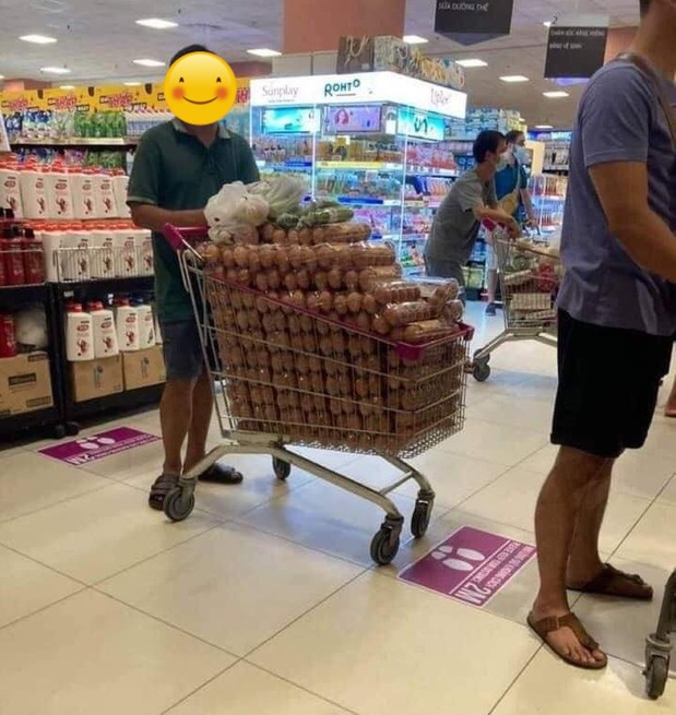 người đàn ông mua hàng chục khay trứng trong siêu thị