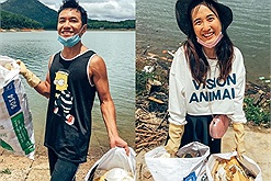 Cặp vợ chồng trẻ tình nguyện dọn rác hồ Tuyền Lâm, hành động đáng quý truyền cảm hứng