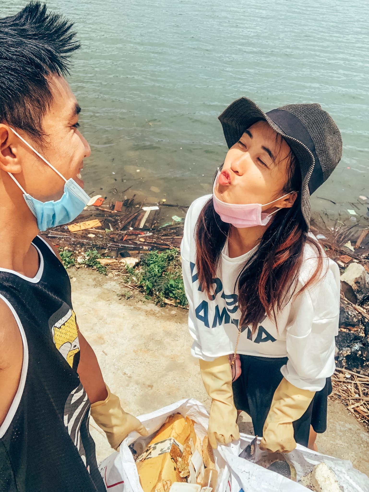 cặp vợ chồng trẻ tình nguyện dọn rác hồ Tuyền Lâm
