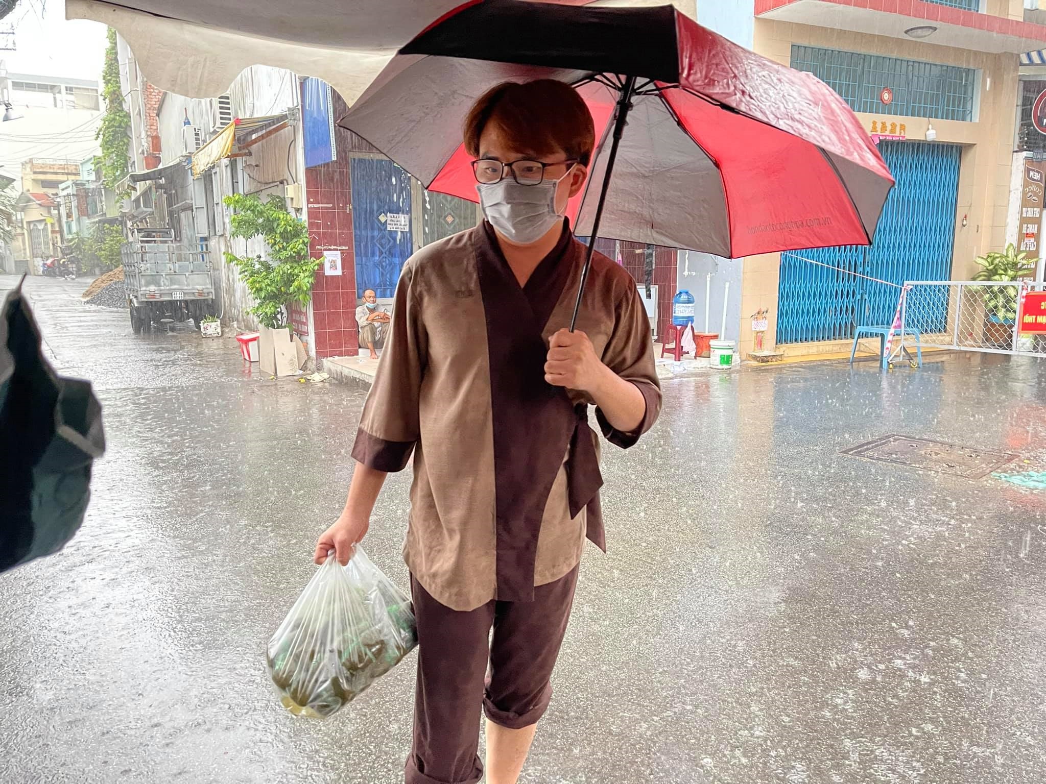 MC Đại Nghĩa vượt mưa tặng gạo và rau cho người bán vé số