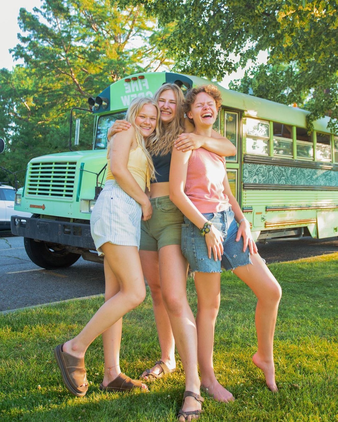 3 cô gái yêu chung một chàng trai rủ nhau đi du lịch bằng xe bus