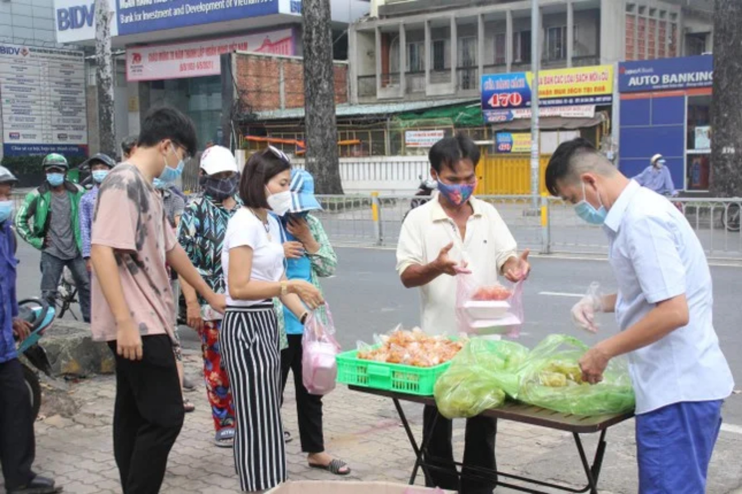 người phụ nữ làm chợ rau miễn phí lớn nhất Sài Gòn