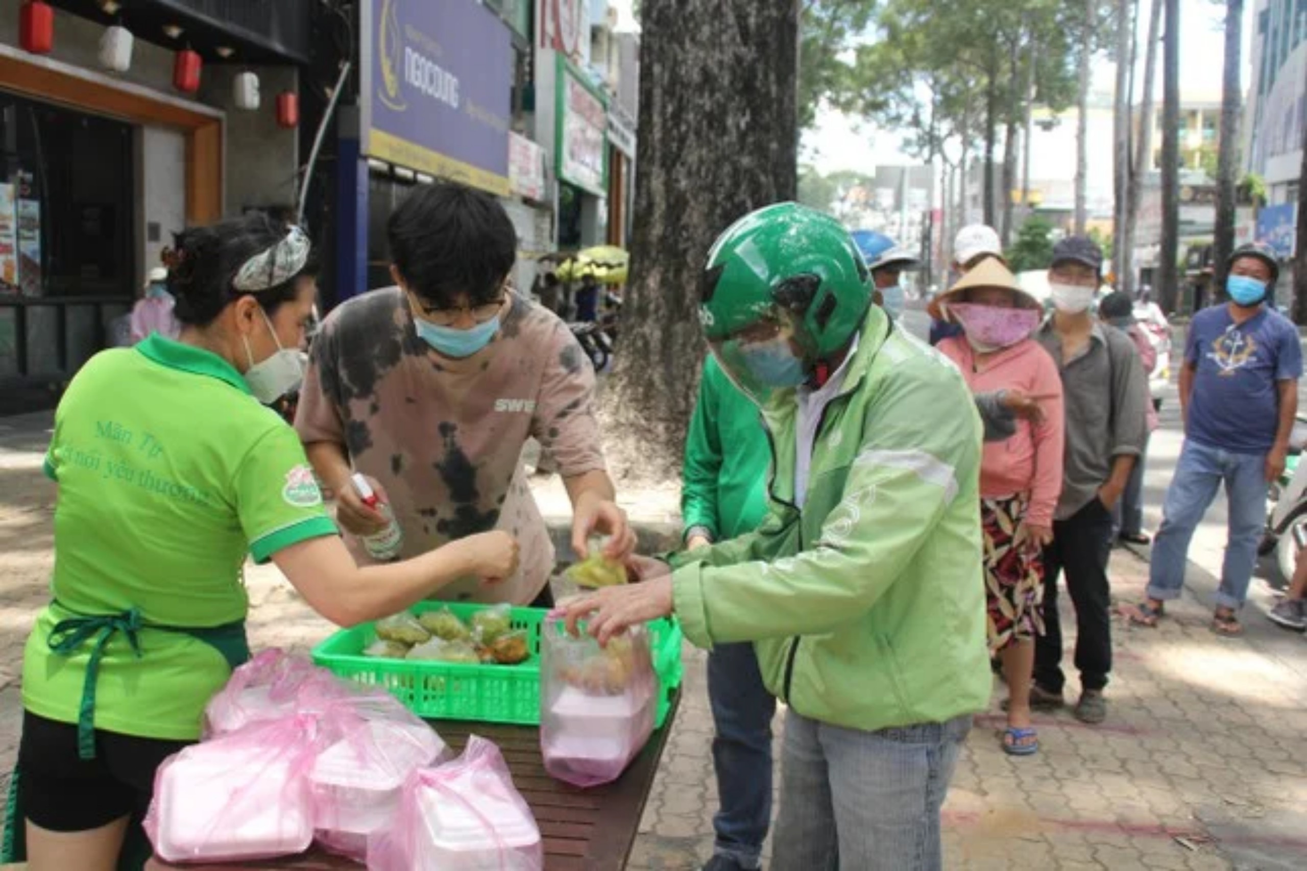 người phụ nữ làm chợ rau miễn phí lớn nhất Sài Gòn