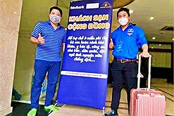 Đi tình nguyện chống dịch nhưng không được về phòng trọ, nhóm bạn trẻ sung sướng vỡ òa khi được mời đến ở khách sạn với giá 0 đồng
