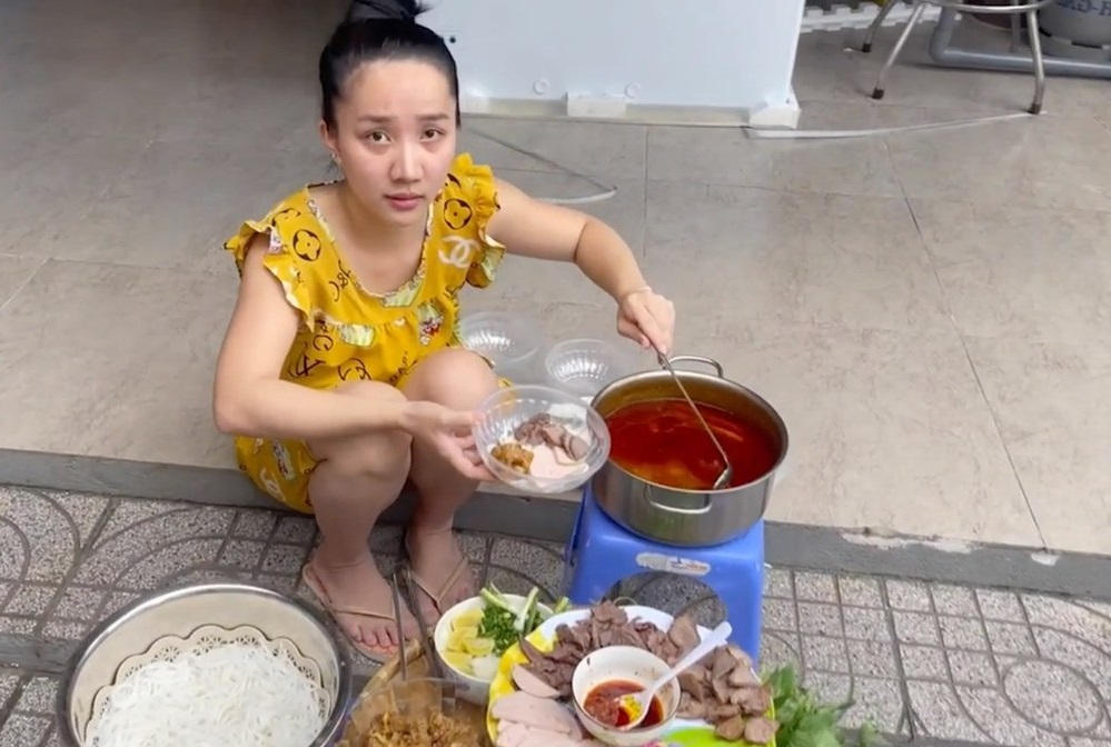 Lê Dương Bảo Lâm bị chỉ trích vì ăn ngon giữa mùa dịch